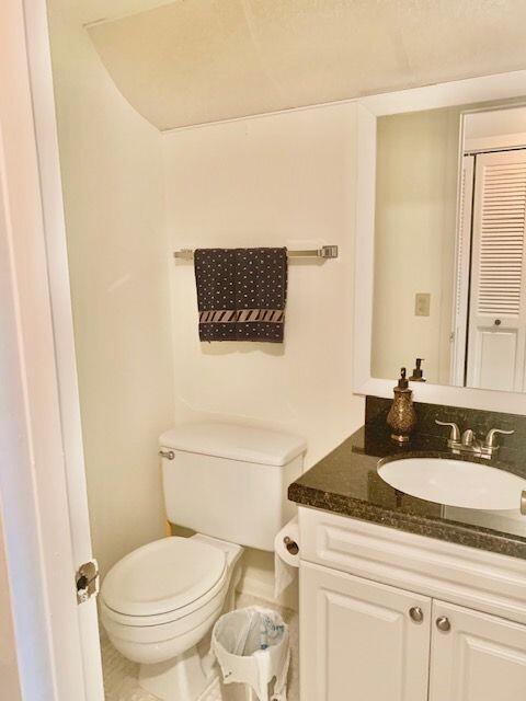 6 Preston A Boca Raton, FL 33434 - Photo 8 of 22 1/2 Bathroom