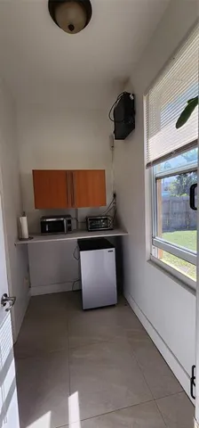 $1,200 | 806 Northeast 7th Street, Unit B, Hallandale Beach, FL 33009