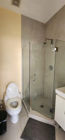 $1,200 | 806 Northeast 7th Street, Unit B, Hallandale Beach, FL 33009