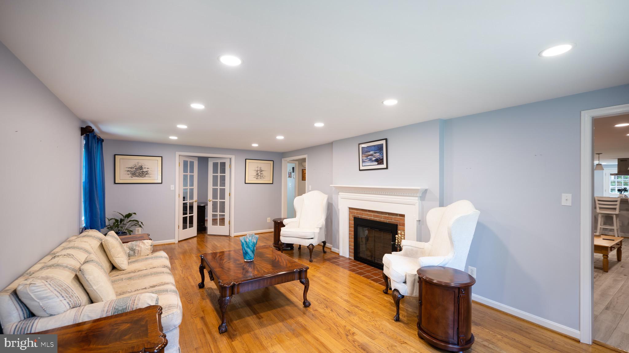 8924 Wooden Bridge Road Potomac, MD 20854 - Photo 4 of 53 Living room