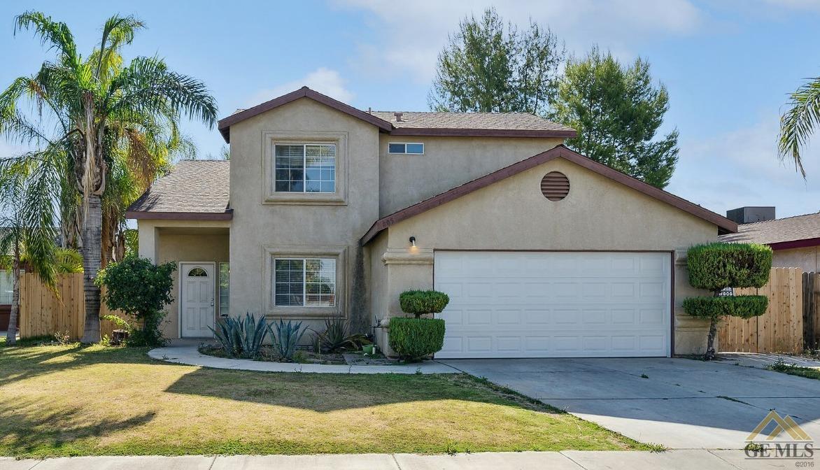 a view of backyard of the house