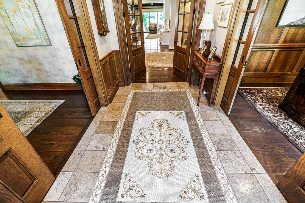 2462 Lane Road Columbus, OH 43220 - Photo 4 of 80 Foyer
