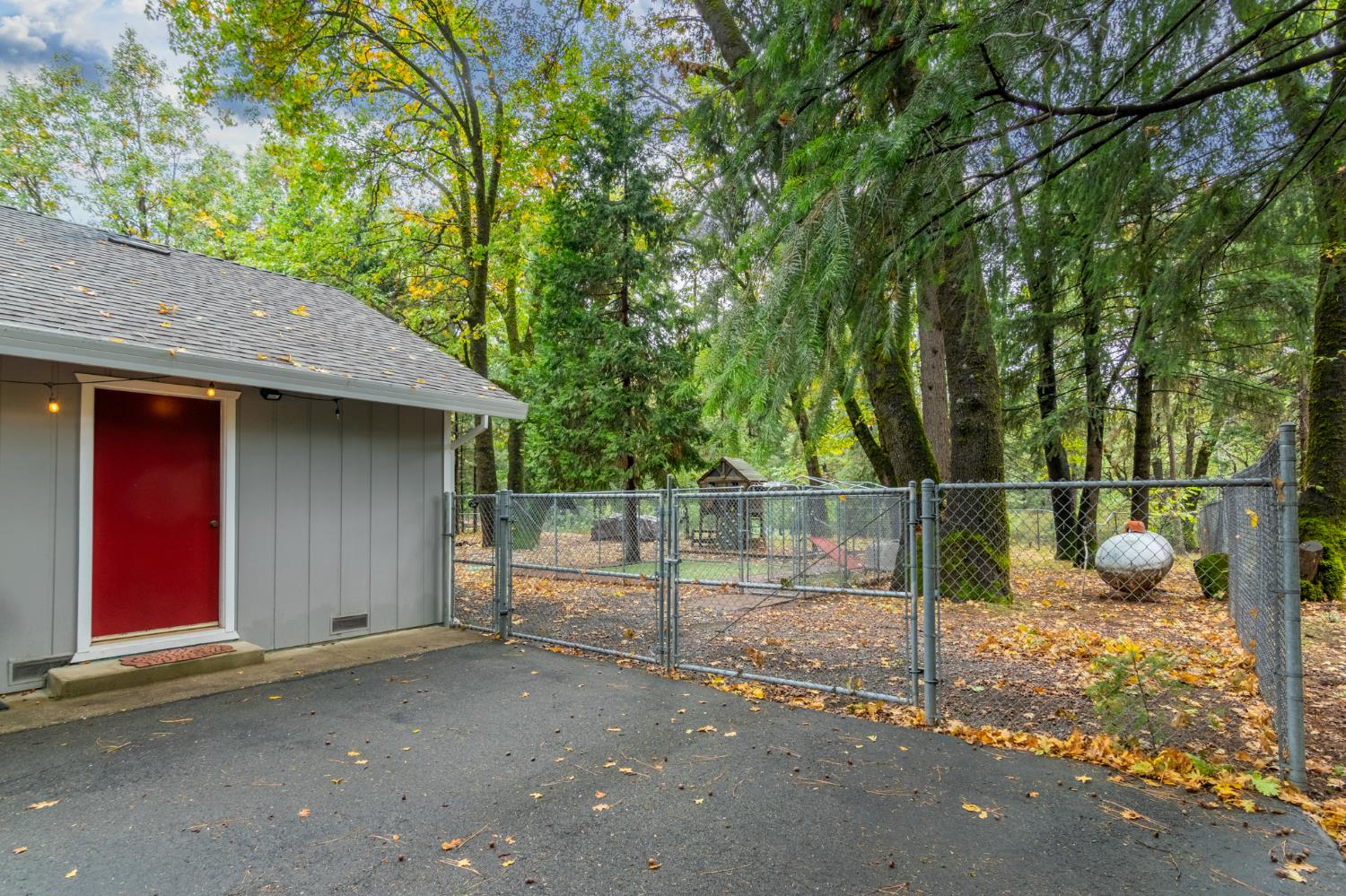 25681 Foresthill Road Foresthill, CA 95631 - Photo 22 of 29 a backyard of a house with trampoline