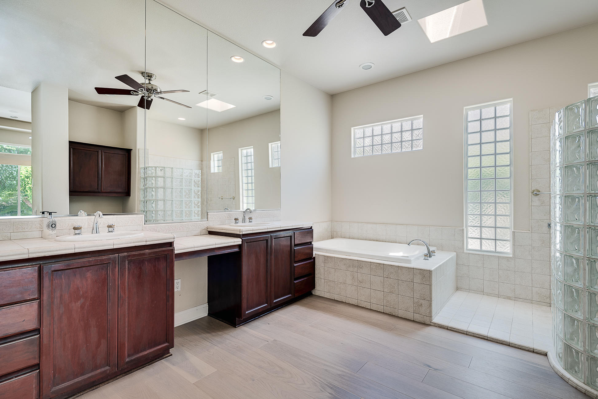 20 Vía Bella Rancho Mirage, CA 92270 - Photo 19 of 26 a bathroom with a tub a sink and mirror