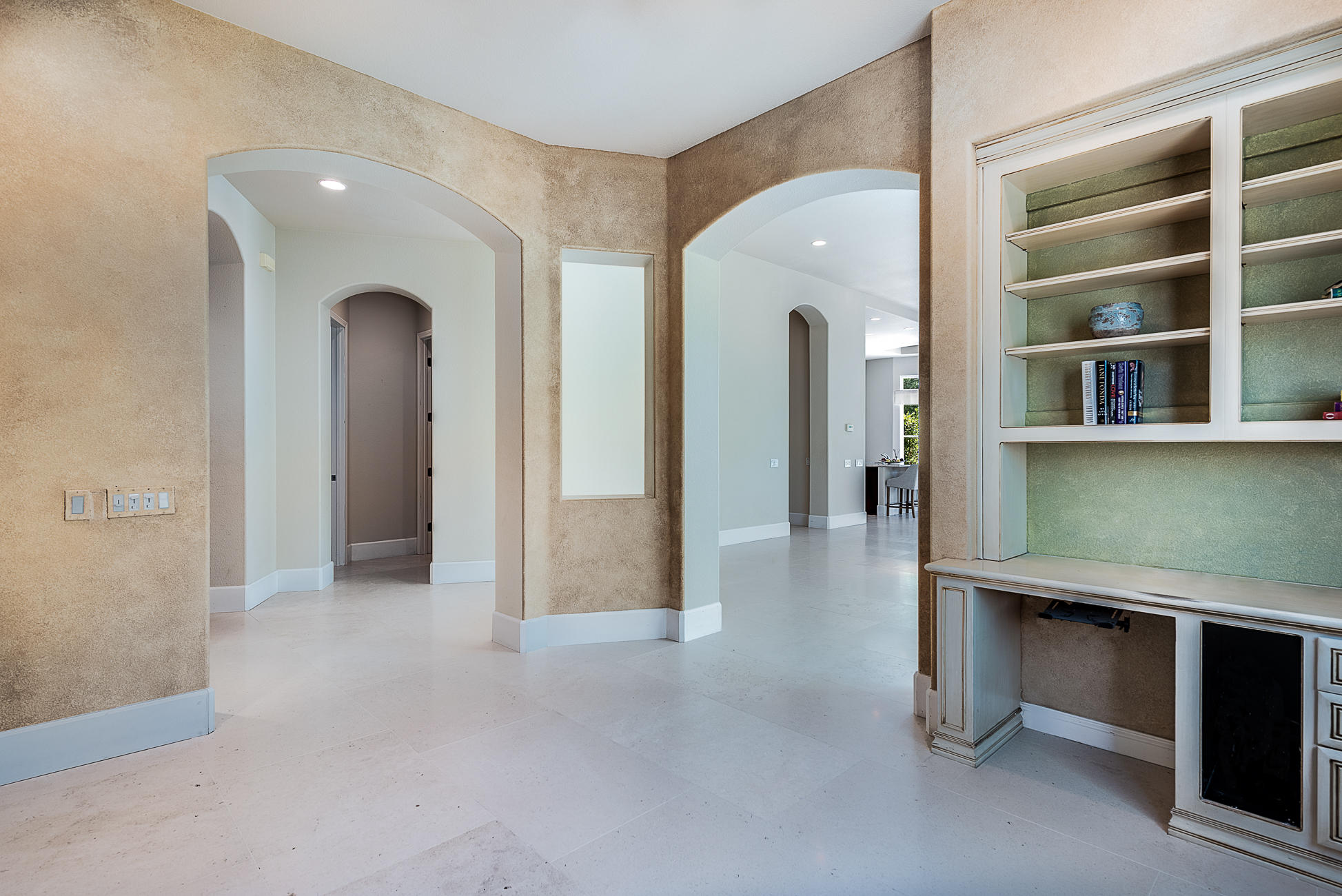 20 Vía Bella Rancho Mirage, CA 92270 - Photo 8 of 26 a view of a livingroom with furniture and closet