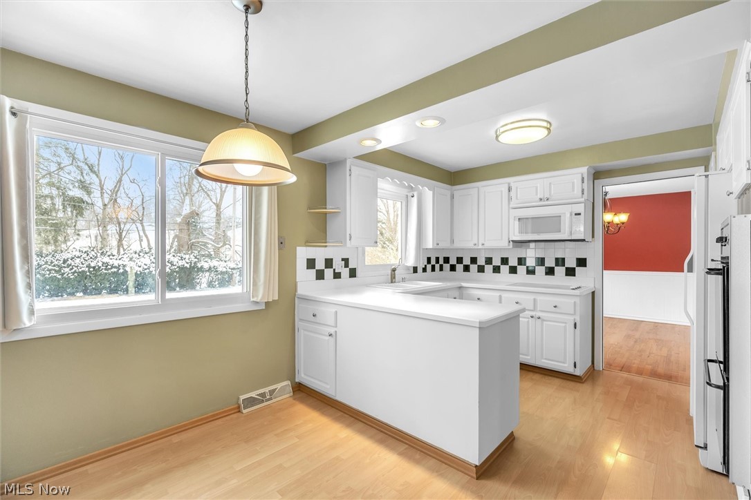1050 Roland Road Cleveland, OH 44124 - Photo 7 of 32 Dinette
