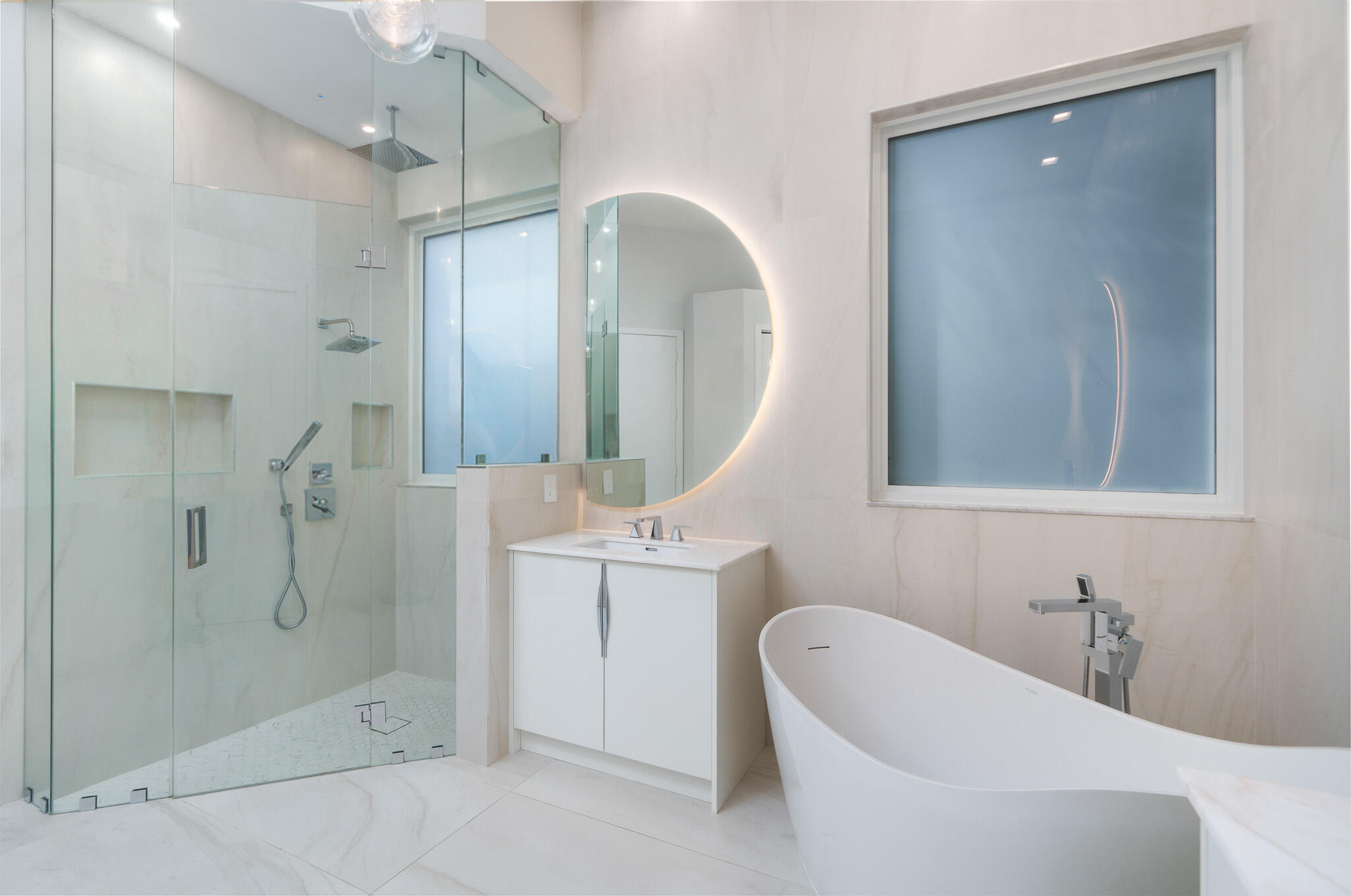 7952 Trieste Place Delray Beach, FL 33446 - Photo 22 of 59 a bathroom with a tub a sink and a mirror