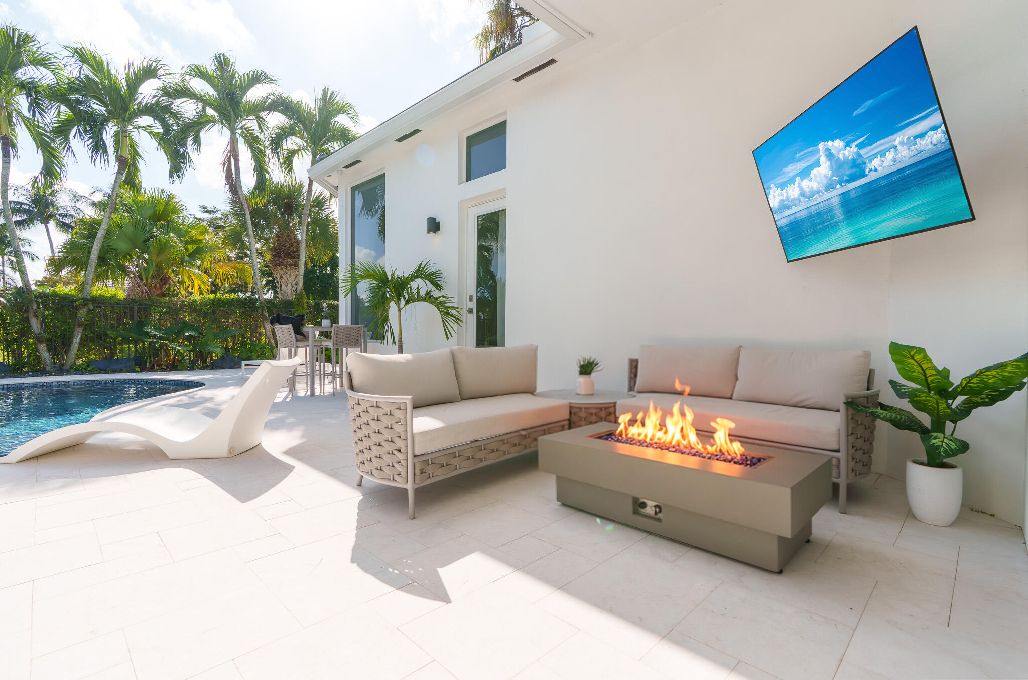 7952 Trieste Place Delray Beach, FL 33446 - Photo 41 of 59 a living room with furniture a couch and a potted plant