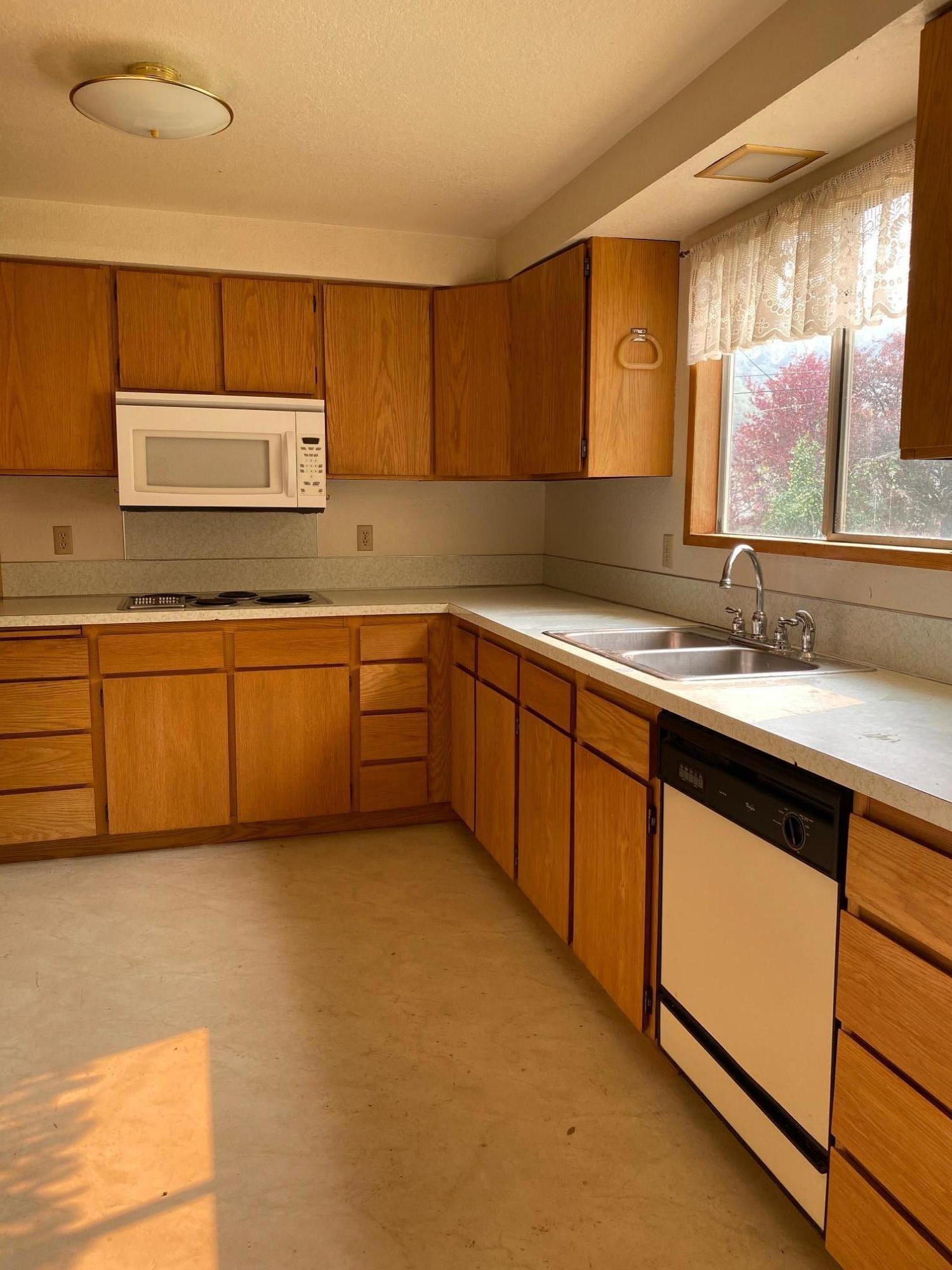 4204 Hooker Road Roseburg, OR 97470 - Photo 9 of 20 IMG_6535