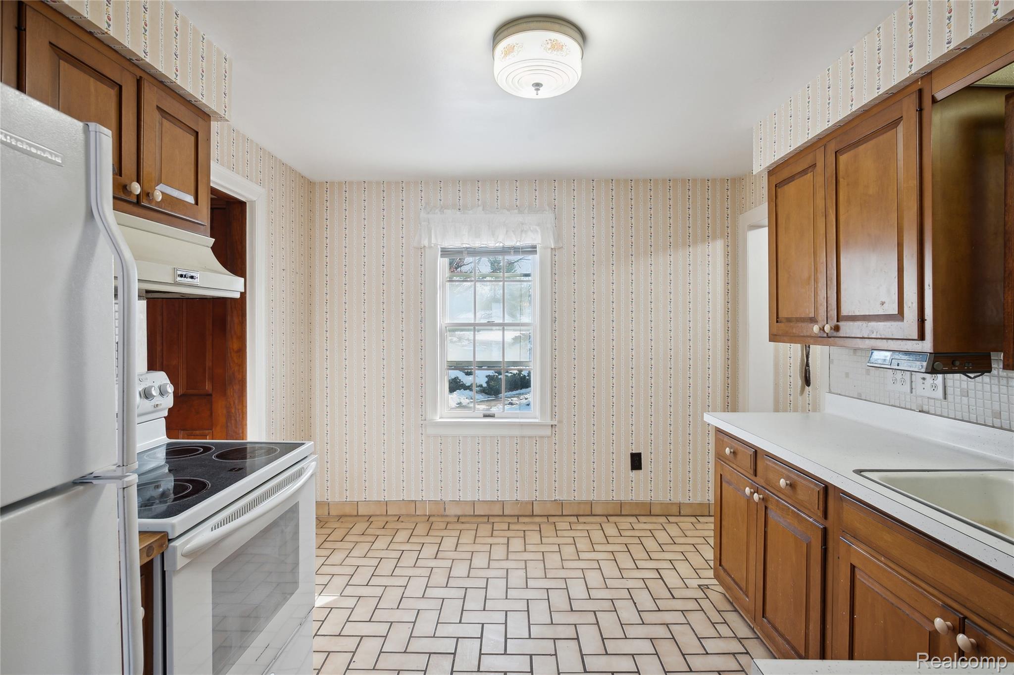 4300 West Bacon Road Hillsdale, MI 49242 - Photo 12 of 49 Breakfast Area.