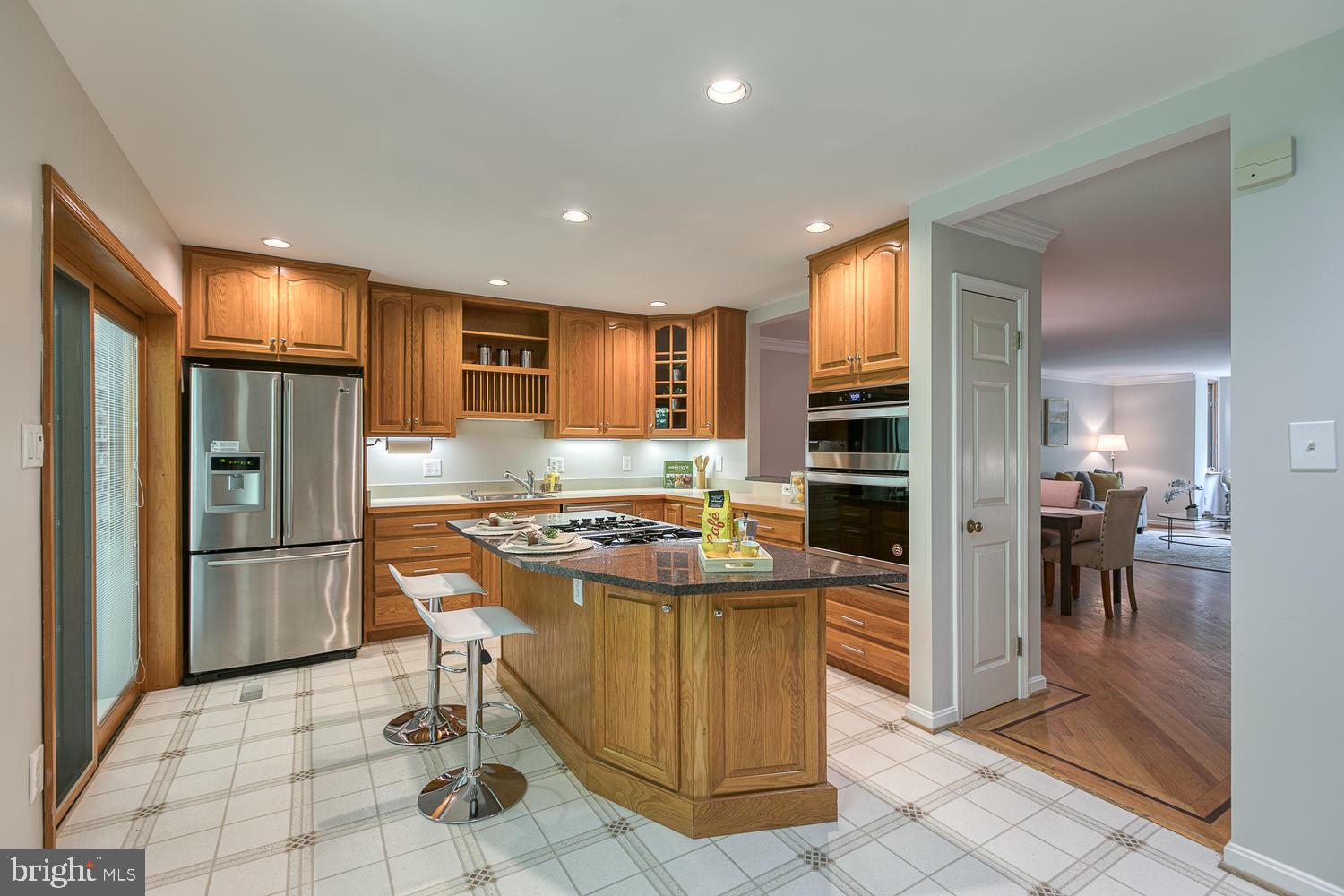 11510 Sunder Court Reston, VA 20190 - Photo 11 of 50 Expansive eat-in kitchen, granite, stainless steel