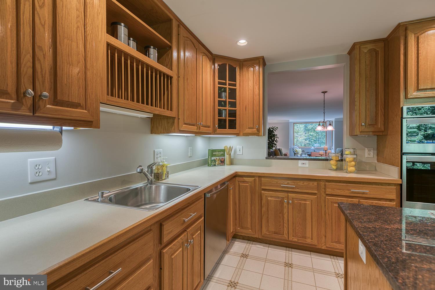 11510 Sunder Court Reston, VA 20190 - Photo 13 of 50 Expansive eat-in kitchen, granite, stainless steel