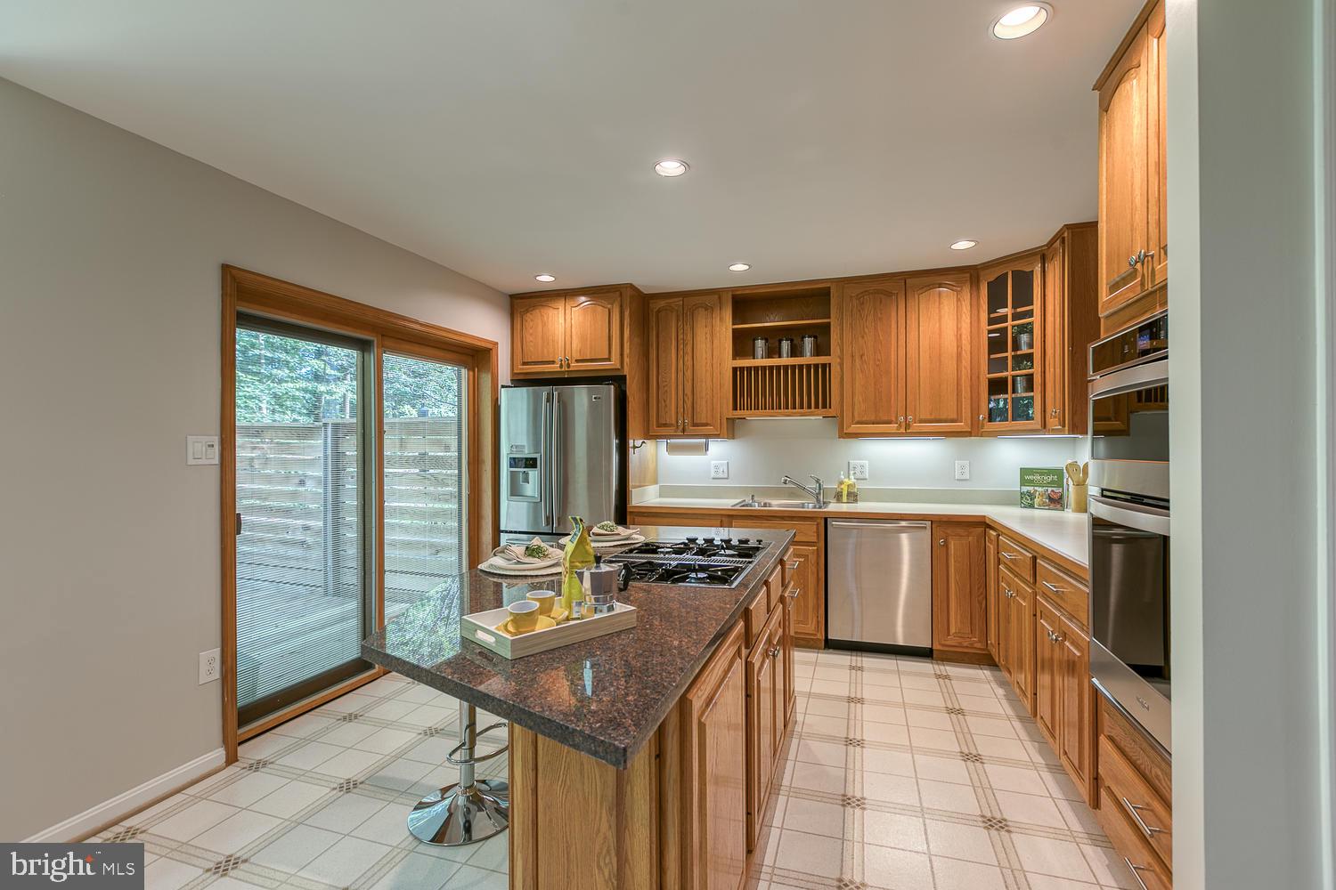 11510 Sunder Court Reston, VA 20190 - Photo 4 of 50 Expansive eat-in kitchen, granite, stainless steel