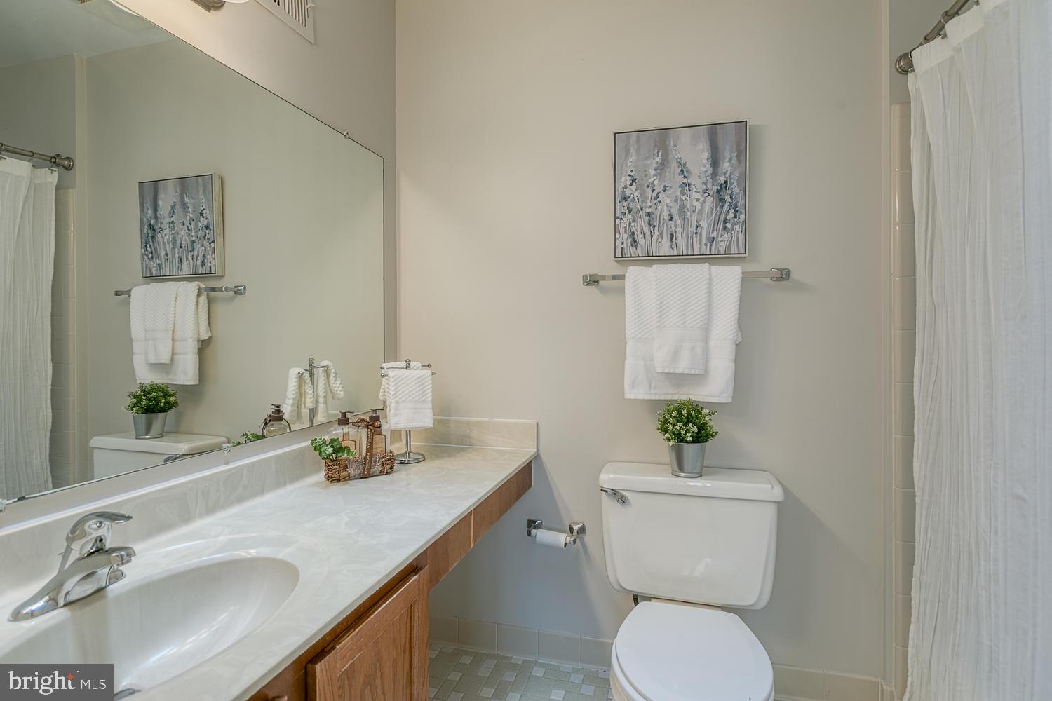 11510 Sunder Court Reston, VA 20190 - Photo 31 of 50 Upper level hall bath