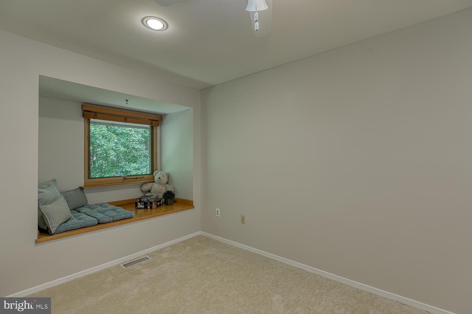 11510 Sunder Court Reston, VA 20190 - Photo 36 of 50 Upper-lvl sitting room w/ window seat & built-ins