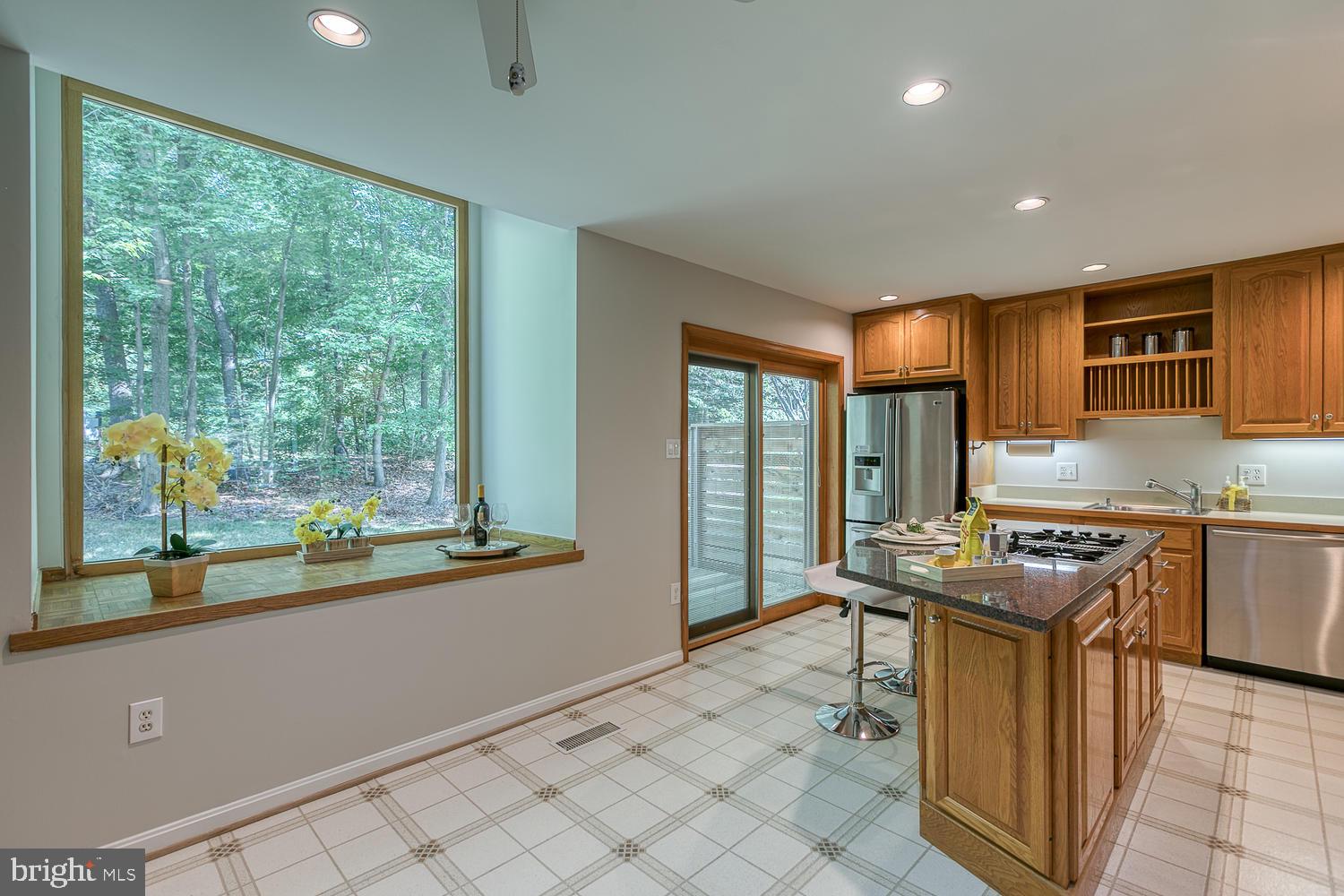 11510 Sunder Court Reston, VA 20190 - Photo 10 of 50 Expansive eat-in kitchen, granite, stainless steel