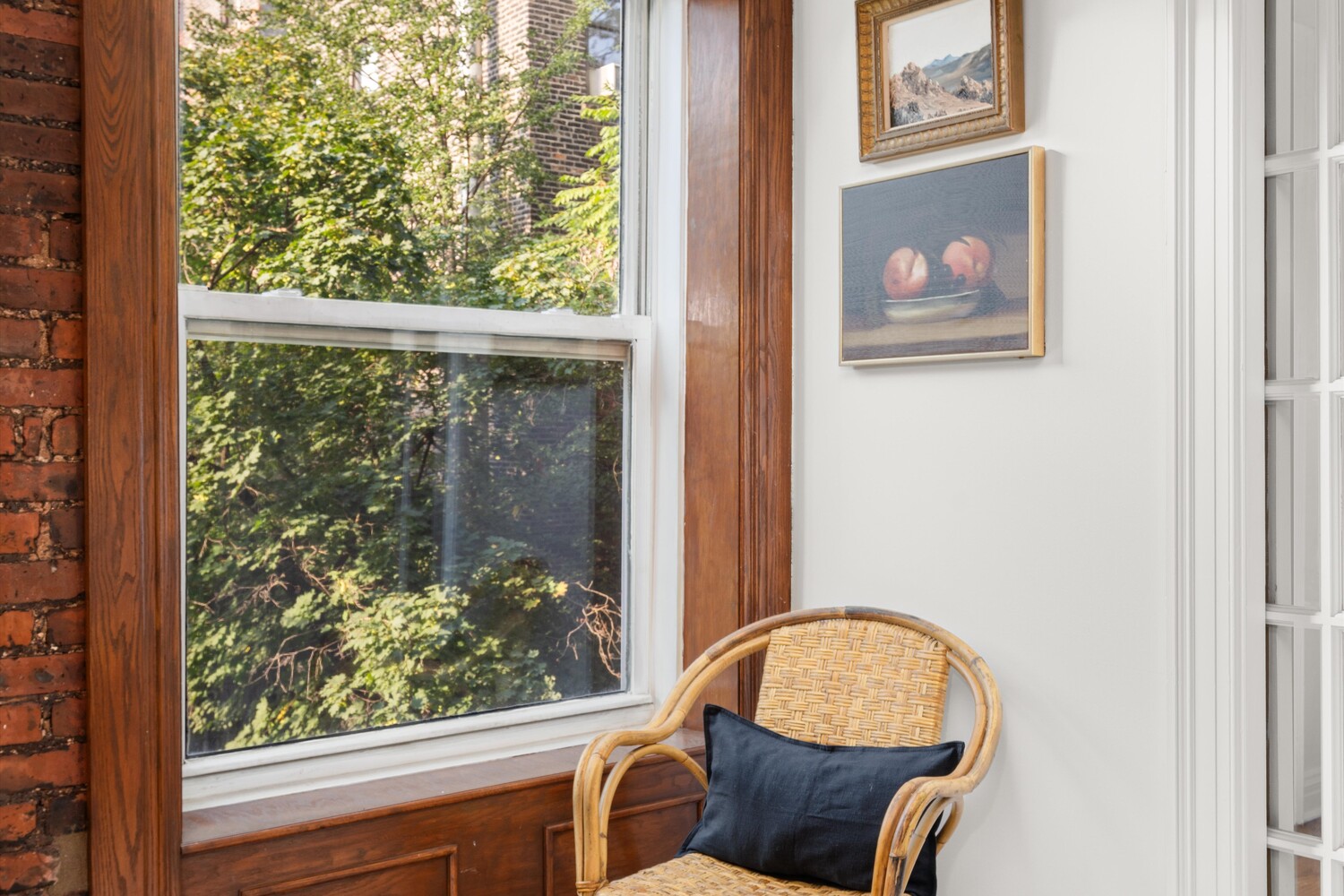 25 Charles Street, Unit 3D Manhattan, NY 10014 - Photo 9 of 13 a front view of a house with garden