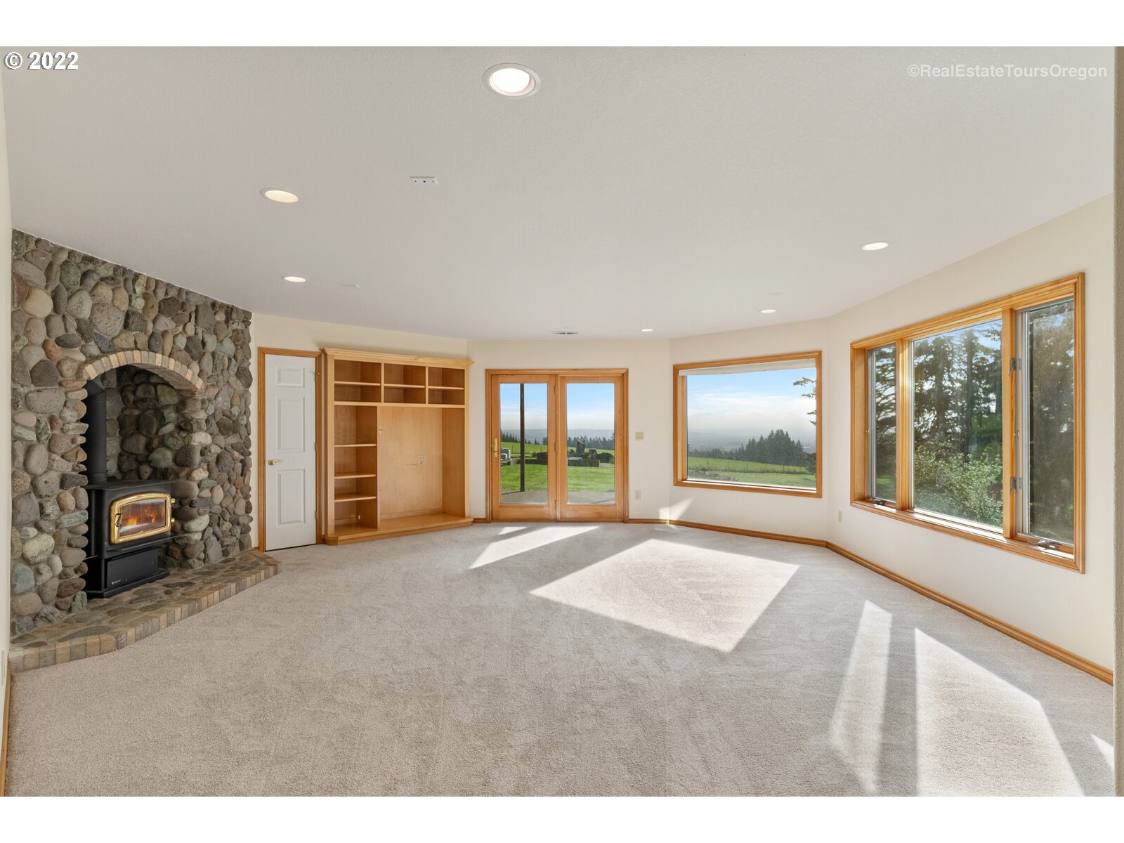 18494 Southwest Parrett Mountain Road Sherwood, OR 97140 - Photo 23 of 32 Family Room