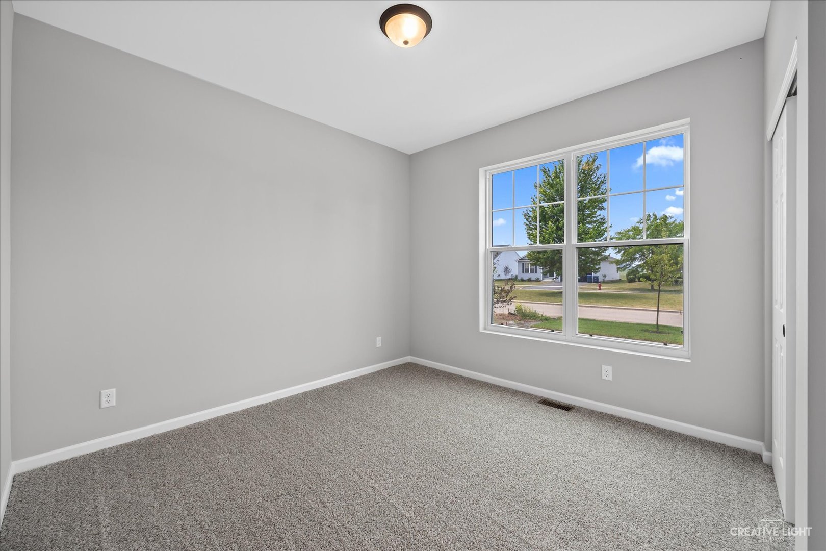 534 Hahn Drive Cortland, IL 60112 - Photo 13 of 32 an empty room with a window