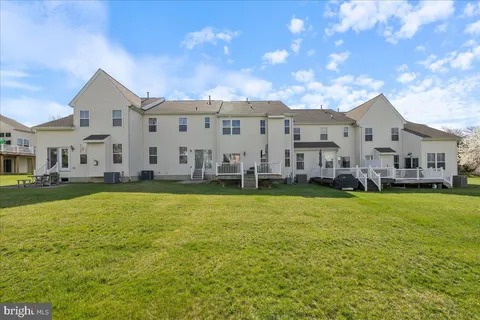 a view of a house with backyard
