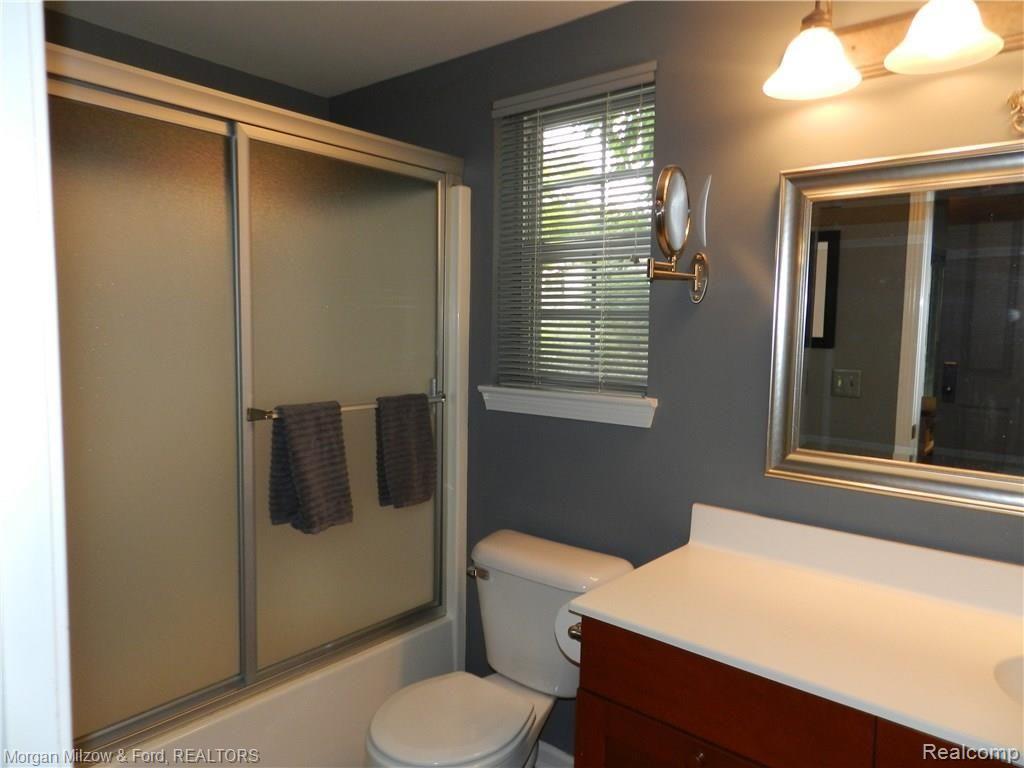 6572 Summit Ridge Court, Unit 35 Clarkston, MI 48346 - Photo 24 of 43 Lower level bath
