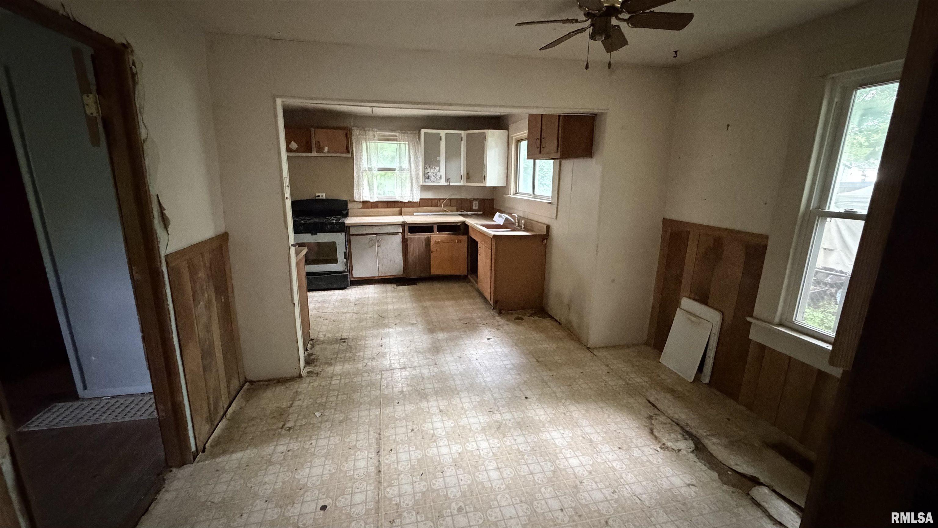 129 Hazel Court Creve Coeur, IL 61610 - Photo 3 of 10