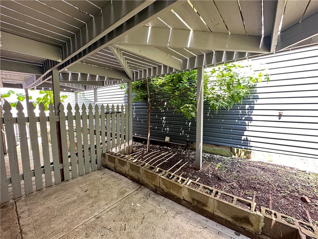 513 52nd Street Pittsburgh, PA 15201 - Photo 3 of 14 a porch with seating space