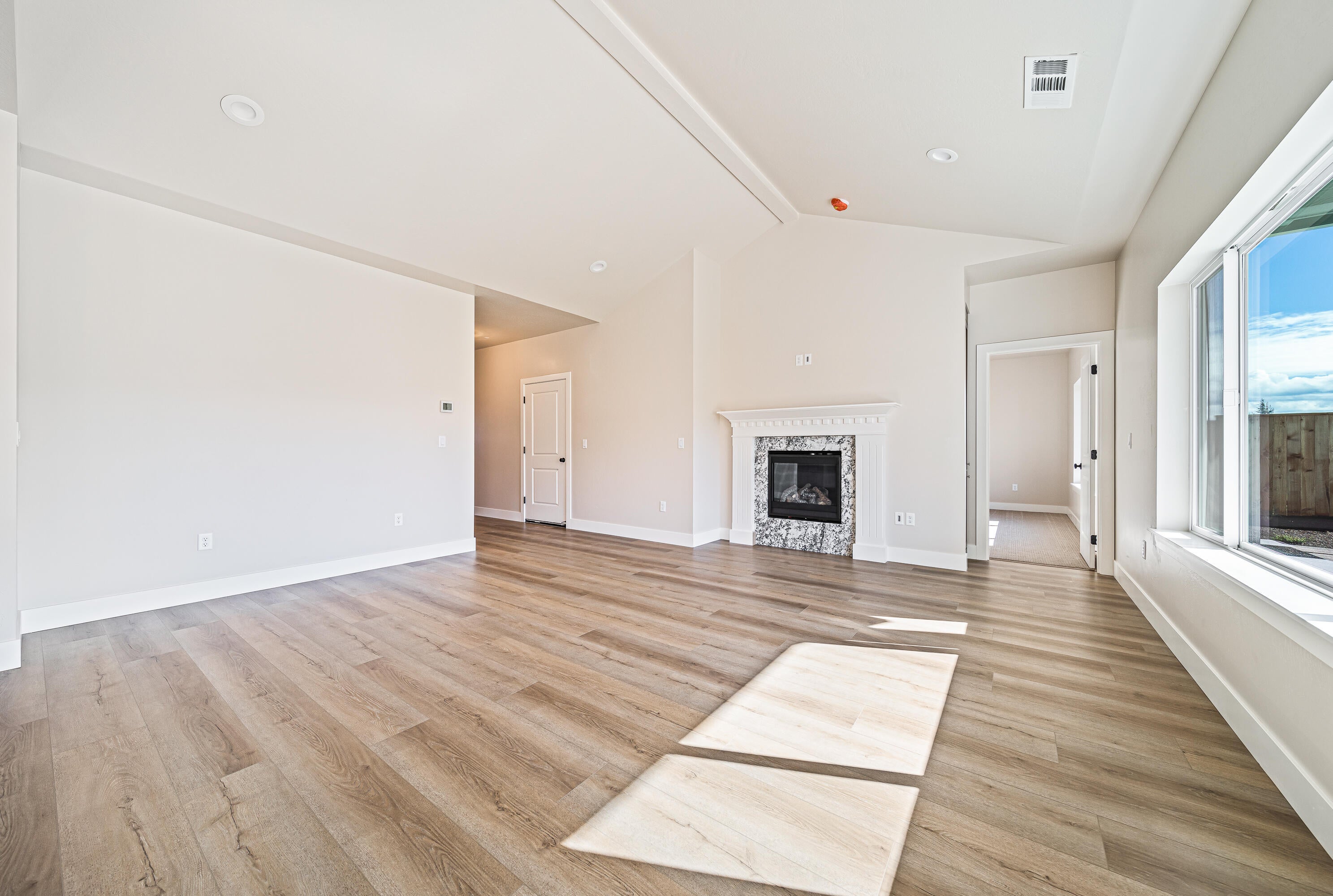 445 Cheney Loop Central Point, OR 97502 - Photo 16 of 35 12