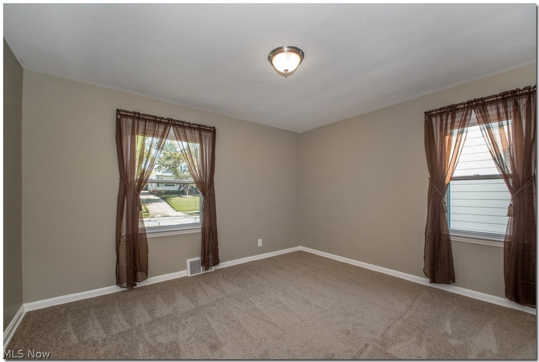 5016 South Barton Road Cleveland, OH 44124 - Photo 9 of 33
