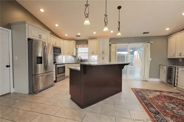 $270,000 | 1329 Valley View Road, New Albany, IN 47150