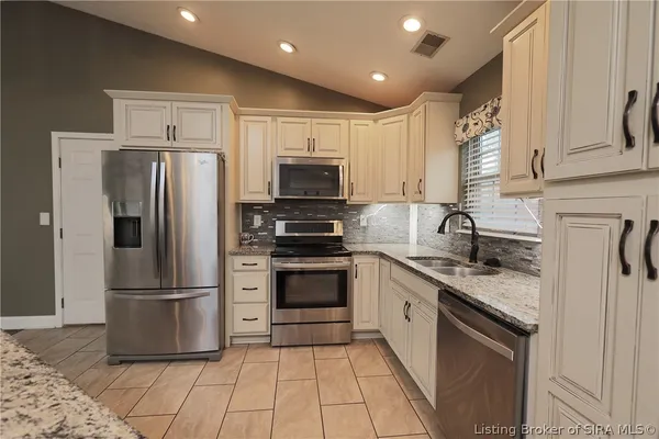 $270,000 | 1329 Valley View Road, New Albany, IN 47150