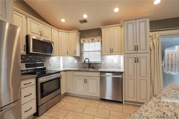 $270,000 | 1329 Valley View Road, New Albany, IN 47150