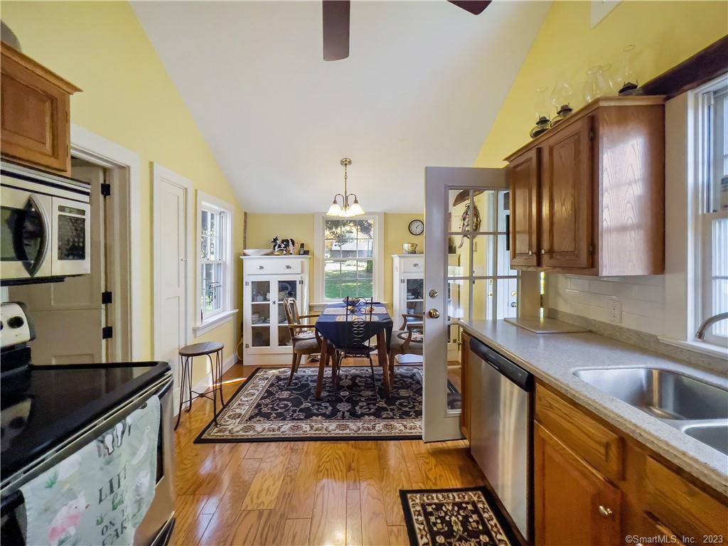 81 Currituck Road Newtown, CT 06470 - Photo 7 of 40