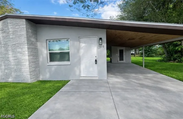 $995 | 919 Freemont Street, Fort Myers, FL 33916