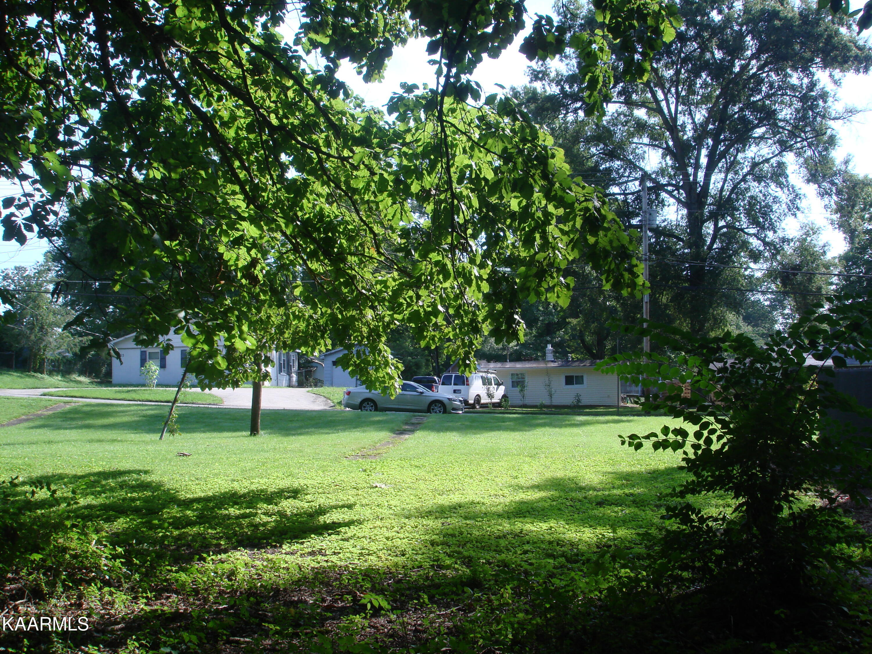 152 Manhattan Avenue Oak Ridge, TN 37830 - Photo 3 of 6 Near School, Shopping and Conveniences