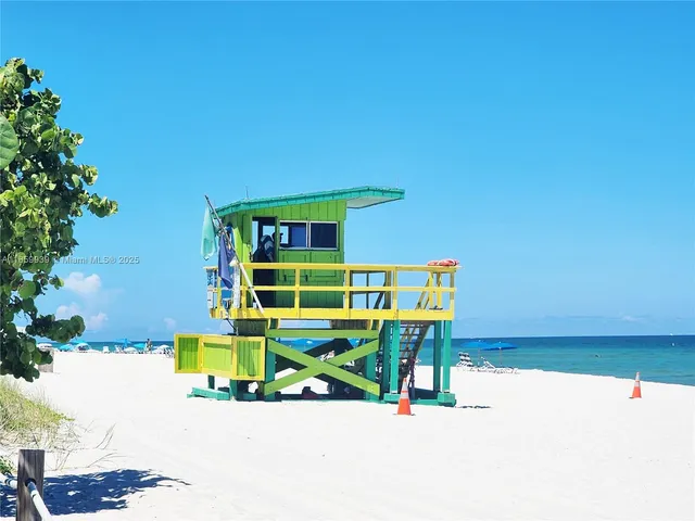 a picture of a table and chairs