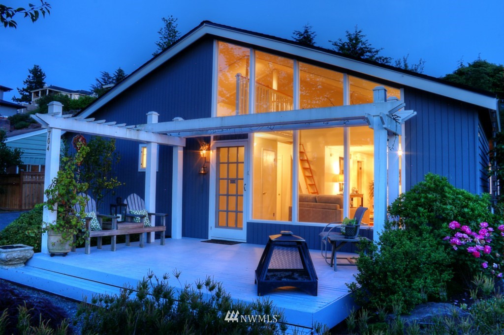 704 Bell Street Edmonds, WA 98020 - Photo 1 of 25 Gallery Image 1