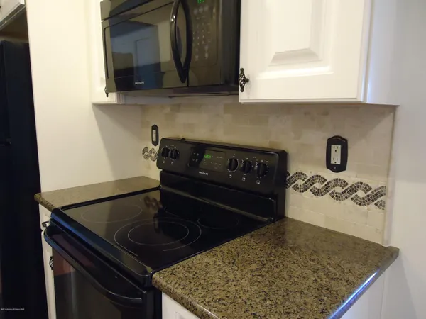 $2,200 | 142 Cross Slope Court, Unit F, Manalapan, NJ 07726