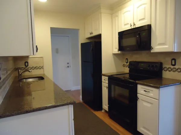$2,200 | 142 Cross Slope Court, Unit F, Manalapan, NJ 07726