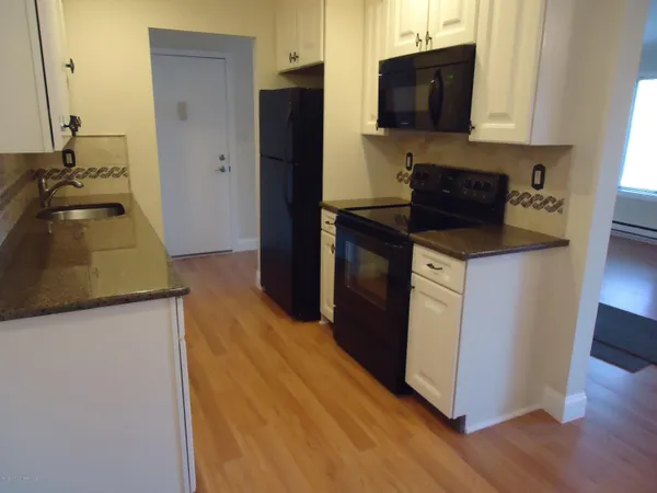 $2,200 | 142 Cross Slope Court, Unit F, Manalapan, NJ 07726