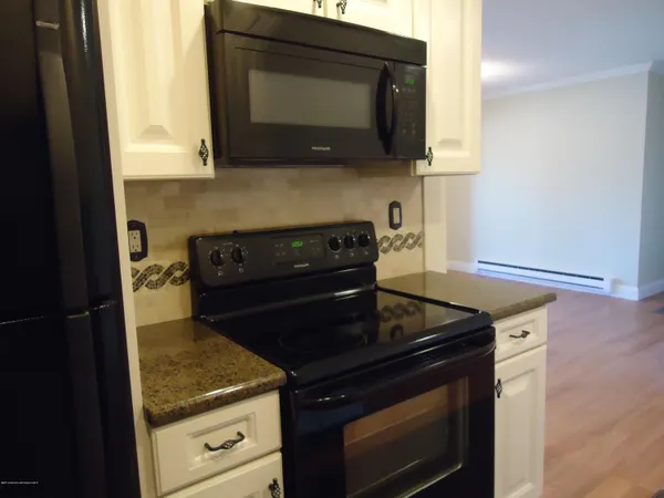 $2,200 | 142 Cross Slope Court, Unit F, Manalapan, NJ 07726