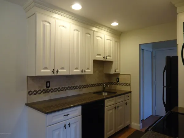 $2,200 | 142 Cross Slope Court, Unit F, Manalapan, NJ 07726