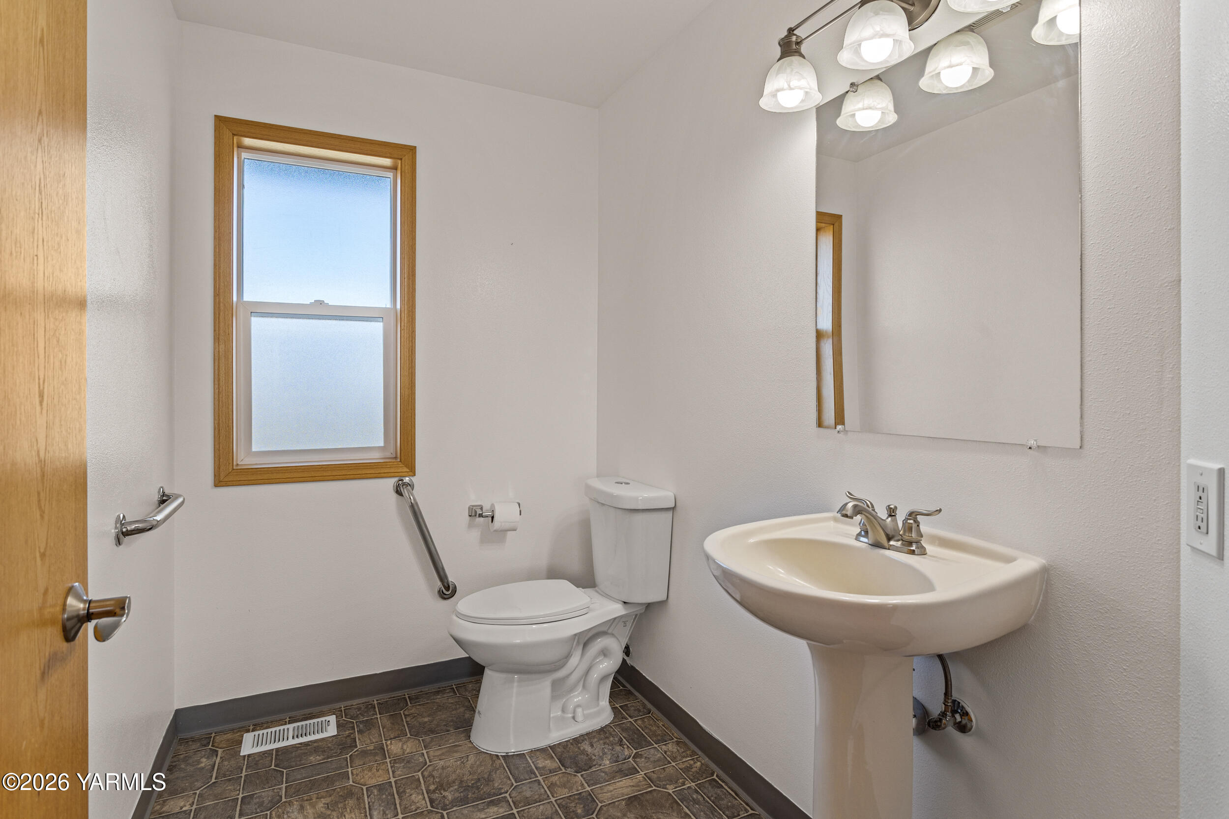 14929 Cottonwood Canyon Road Yakima, WA 98908 - Photo 33 of 55 a bathroom with a sink toilet and a mirror