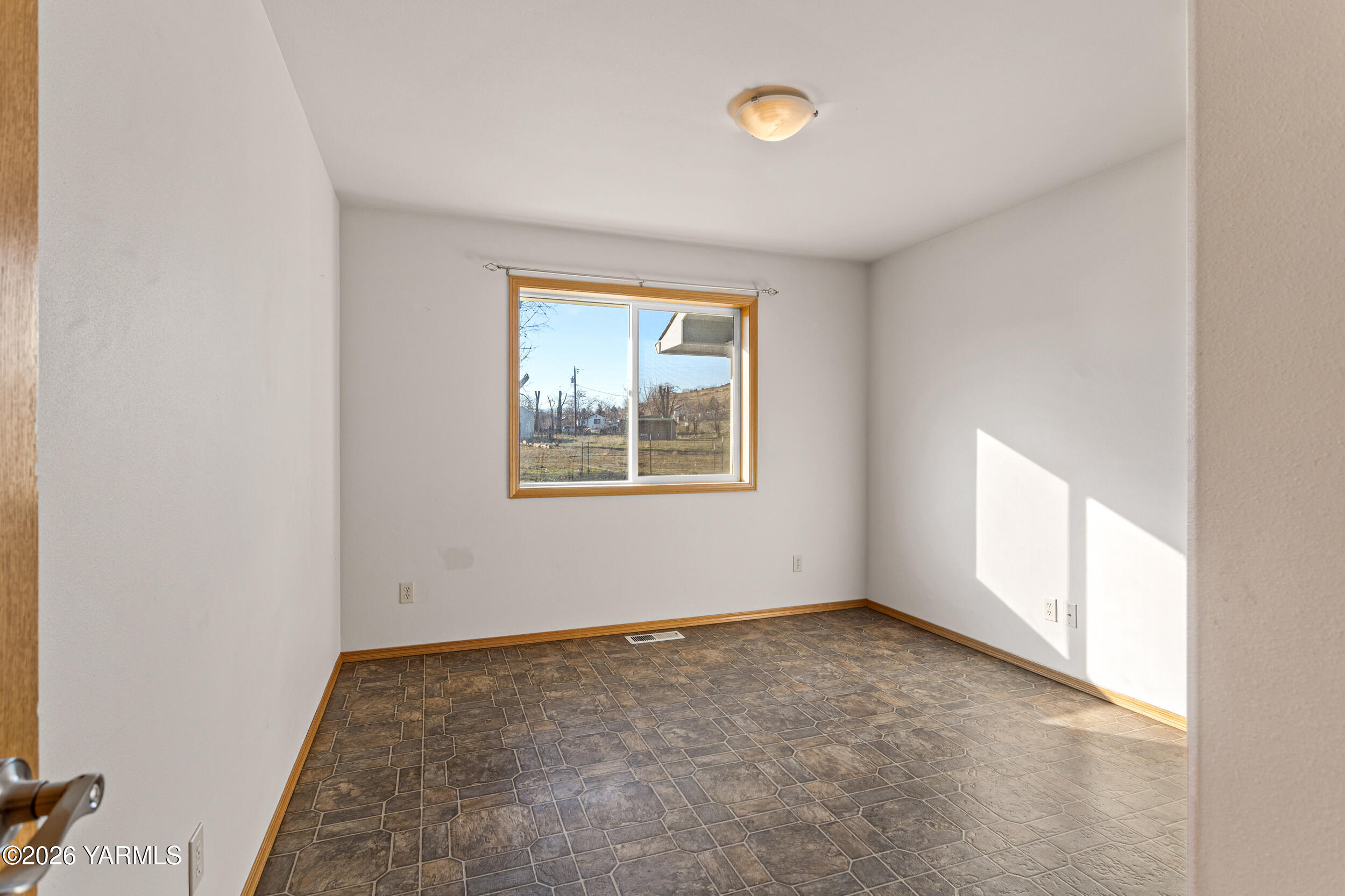 14929 Cottonwood Canyon Road Yakima, WA 98908 - Photo 36 of 55 an empty room with windows