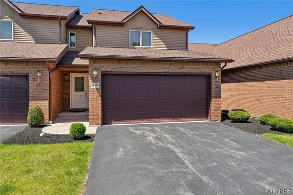 $329,900 | 819 Carriage Lane, Lewiston, NY 14092