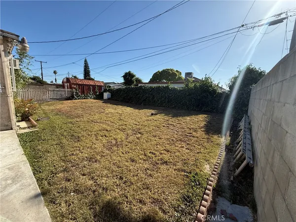 a view of a house with a backyard