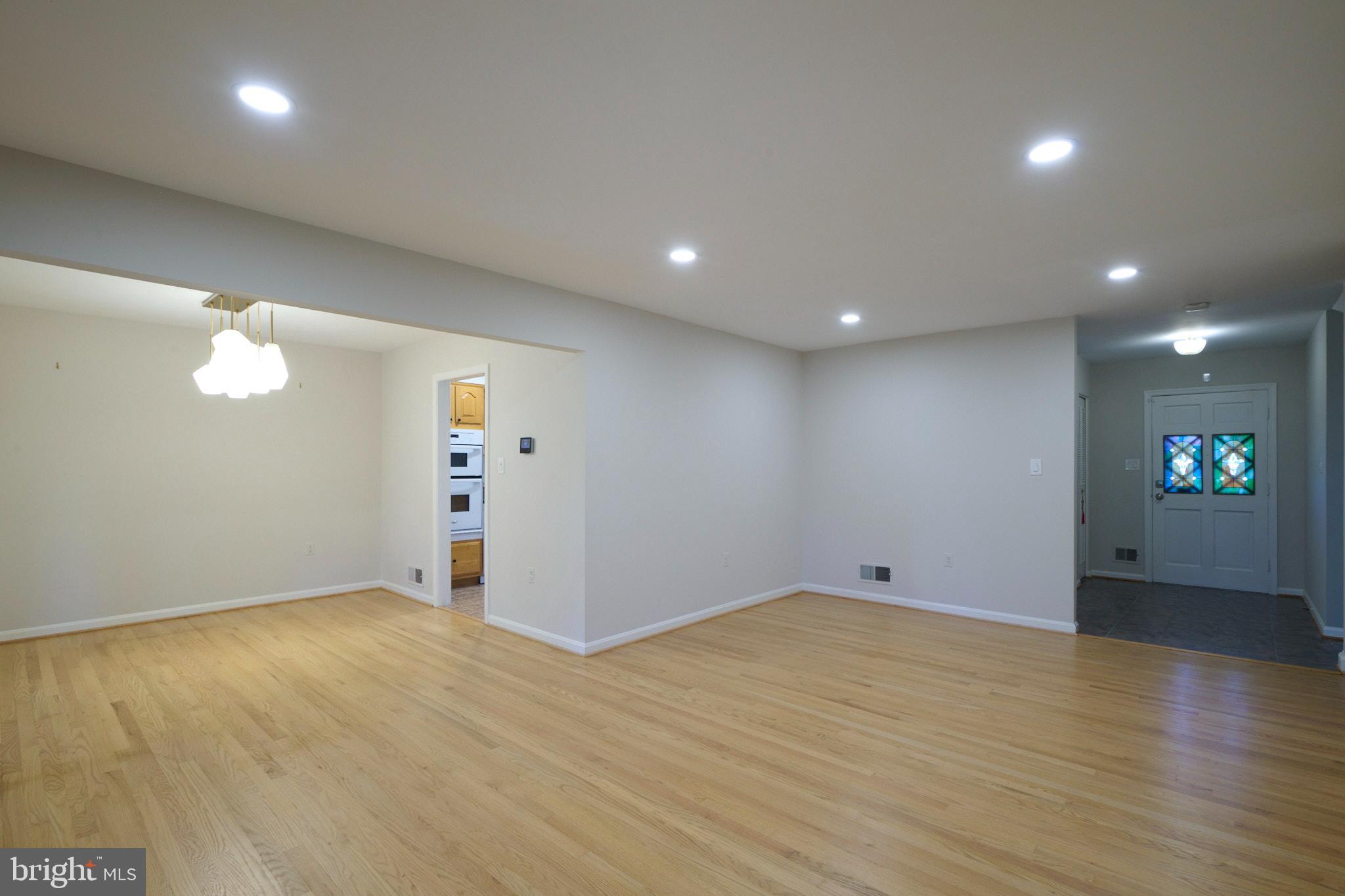 2403 Arrow Park Drive Alexandria, VA 22306 - Photo 13 of 56 Living Room
