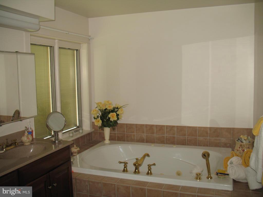 17 Deerfield Road Lancaster, PA 17603 - Photo 14 of 24 Gallery Image 14