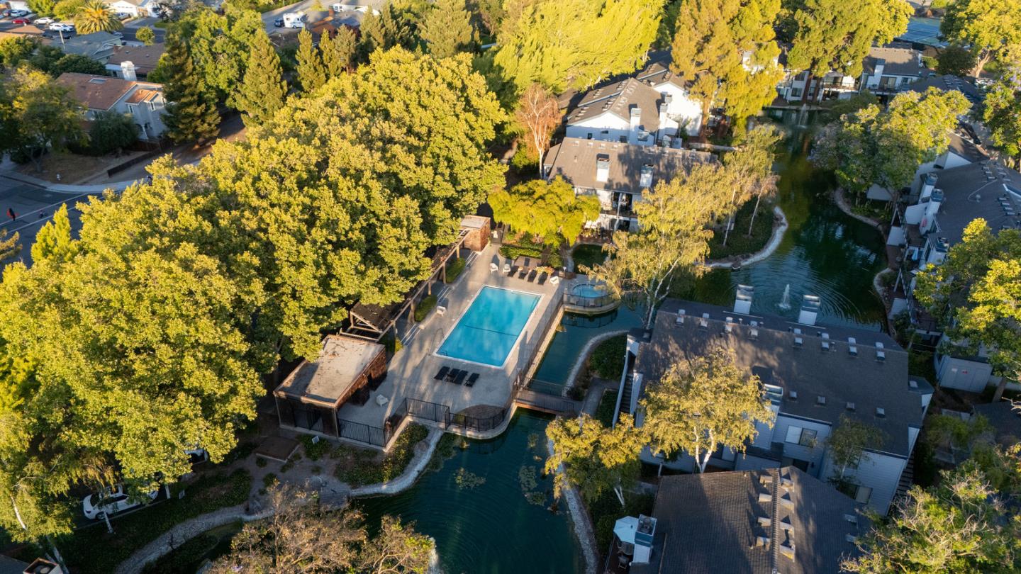 905 West Middlefield Road, Unit 974 Mountain View, CA 94043 - Photo 19 of 20 a backyard of a house with lots of green space
