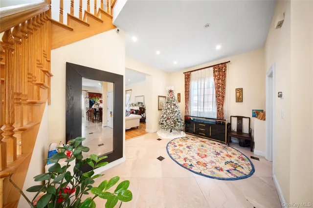 $1,668,800 | 66-19 Commonwealth Boulevard | Little Neck